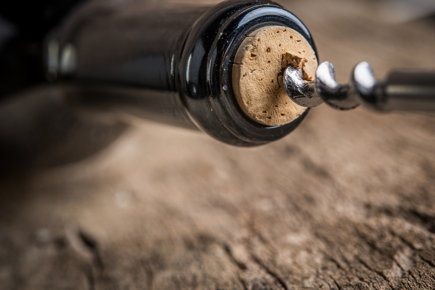 Come aprire una bottiglia di vino senza usare il cavatappi